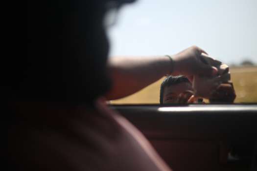 Un conductor de un vehículo de turismo paga un “peaje humano” con media libra de arroz a un niño wayúu en la Alta Guajira.