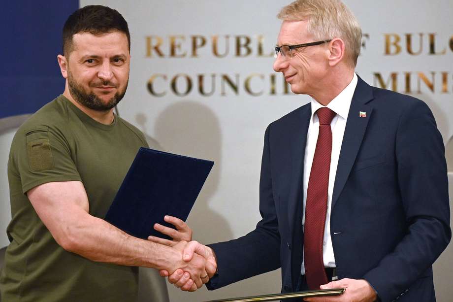 El primer ministro de Bulgaria, Nikolai Denkov, y el presidente de Ucrania, Volodimir Zelenski, se dan la mano tras firmar un acuerdo para una mayor cooperación en materia de defensa. 