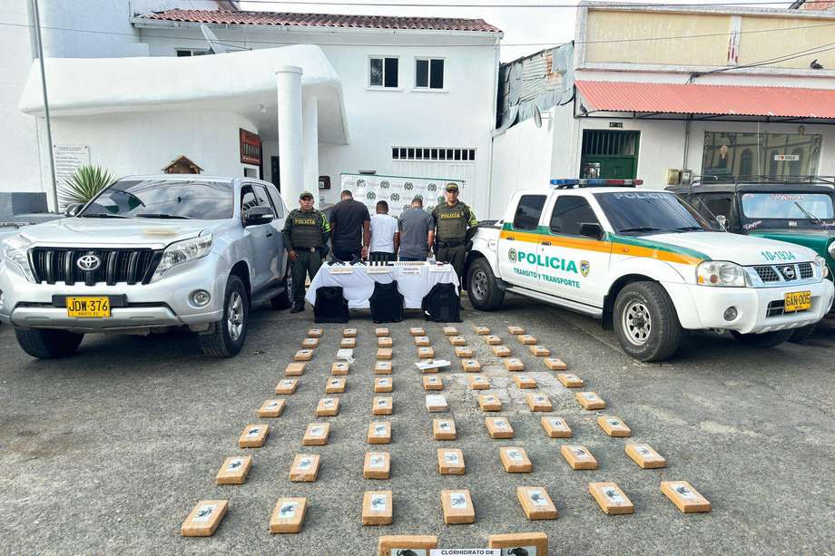 Los capturados transportaban 74 kilos de cocaína en la camioneta de la UNP.
