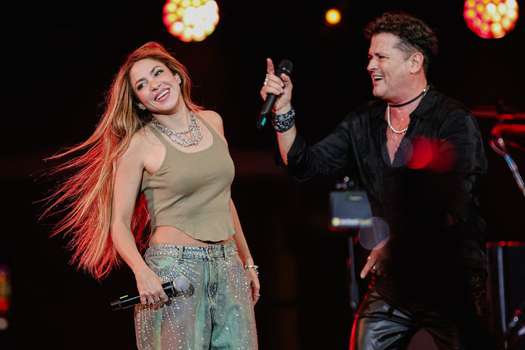 Shakira sorprendió a Carlos Vives en pleno concierto: así fue el emotivo  momento | EL ESPECTADOR