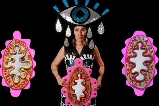 Además de tres canciones sobre el tema, "Ovarios Calvarios" incluye una muestra de cerámicas a través de las que la astista Andrea Echeverri denuncia la violencia sexual contra las mujeres.