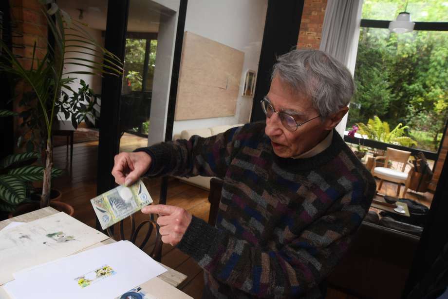 Juan Cárdenas, pintor y diseñador de los billetes de $5.000 y $20.000 que entraron a circulación después del "robo del siglo".  / Foto: Gustavo Torrijos. 