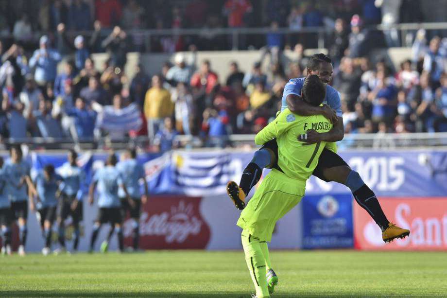 Pereira y Muslera celebra el gol de José María Giménez. Foto: AFP