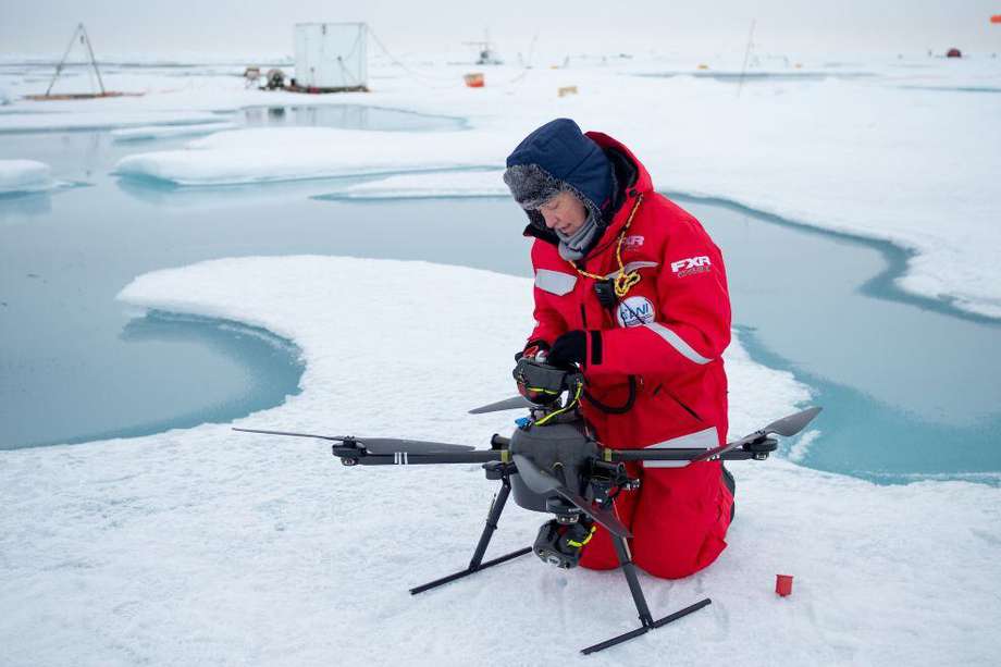 Roberta Pirazzini prepara un dron para sobrevolar el Ártico.
