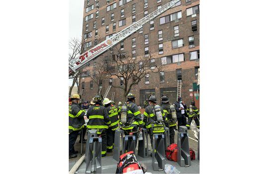 Imágenes de la emergencia siendo atendida por el departamento de bomberos de Nueva York.