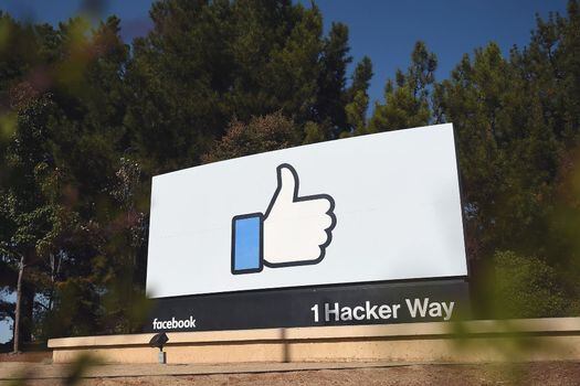El letrero "Me gusta" se ve en el campus de la sede corporativa de Facebook en California.