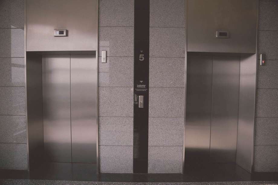 La mayoría de ascensores no están certificados como lo exige la norma.