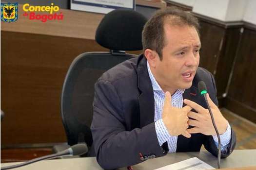 Por apoyar el cupo de endeudamiento, Cambio Radical sanciona al concejal de Bogotá César García.