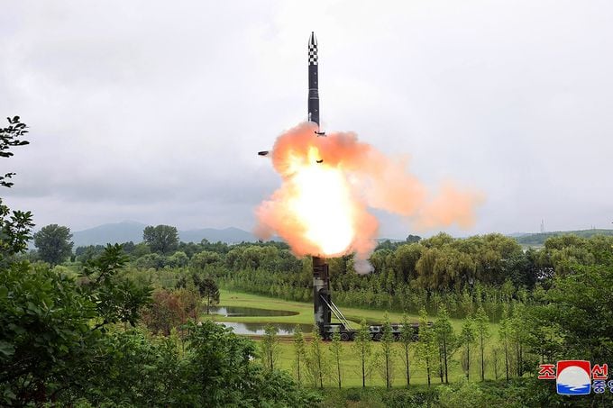 Corea del Norte probó una “ojiva supergrande” como “rutina”, dice medio estatal