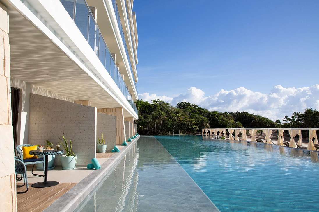 También suites de plano abierto para adultos, suites con acceso directo a una de las cuatro piscinas de borde infinito del hotel.