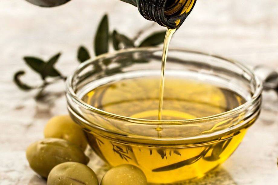 El aceite de oliva ayuda a sellar la madera de las cucharas.