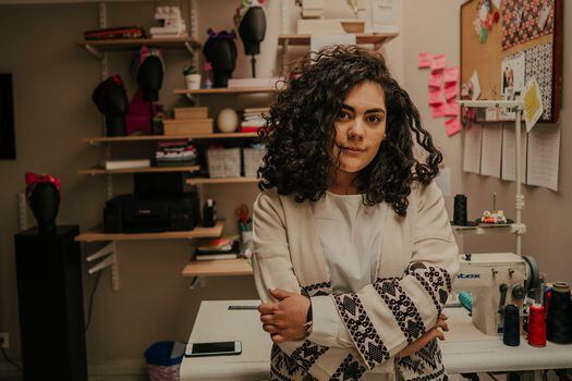 Ella es Daniela Roa, la emprendedora que le dio vida a un proyecto que habla para y por la mujer, a través de accesorios.