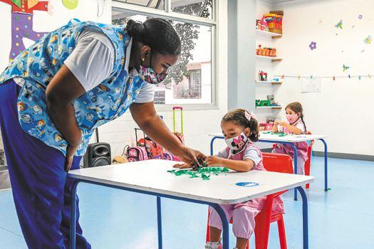 El plan empezará con 120 profesores.  / AFP / Joaquin SARMIENTO
