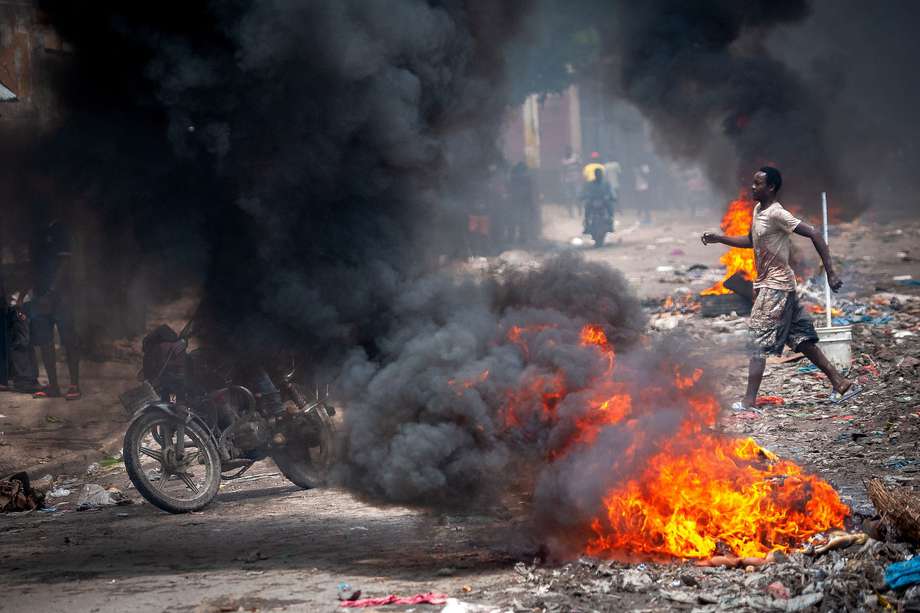 Grupos de personas participan en una protesta en Puerto Príncipe, capital de Haití, por el alto costo de la vida en el país.