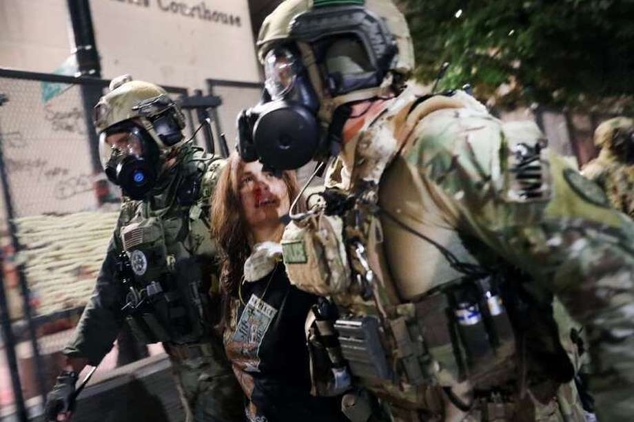 Fuerzas militares enviadas por Donald Trump a Portland, Oregon, para controlar las protestas son acusadas de cometer abusos. / AFP