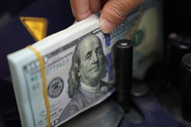 El dólar cae con fuerza: se cotiza cerca de los $4.290