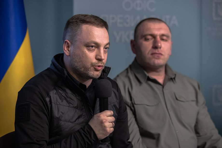 Denys Monastyrskyi (izq.), exministro del Interior de Ucrania. // EFE/EPA/ROMAN PILIPEY
