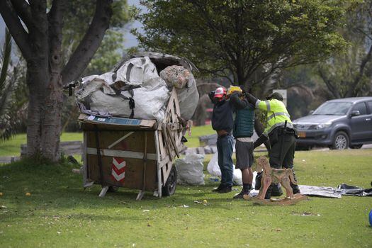 Requisa de rutina por parte de la Policía a recicladores en Bogotá.