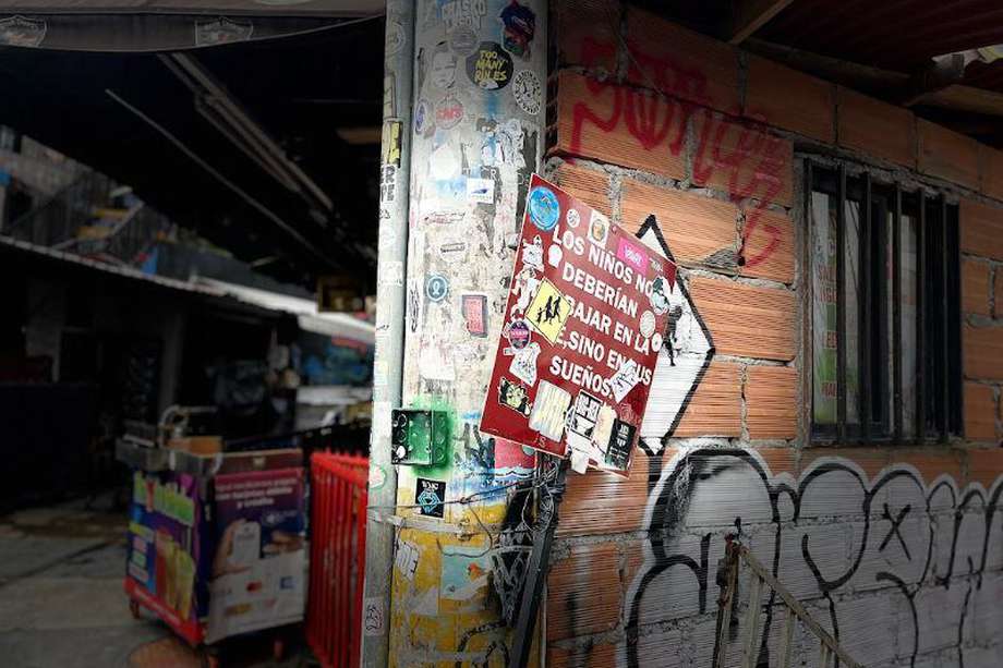 “Los niños no deberían trabajar en la calle, sino en sus sueños”. Letrero en  una de las esquinas de la Comuna 13 de Medellín.