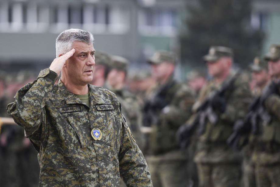 El presidente de Kosovo, Hashim Thaci, durante una revista militar en Pristina, 2018. / AFP