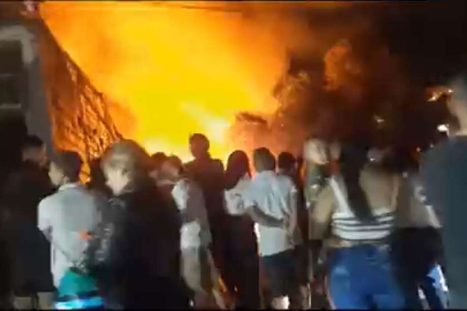 El incendio comenzó sobre las 10:00 de la noche de este lunes 28 de agosto y se registró en el sur de Armenia.