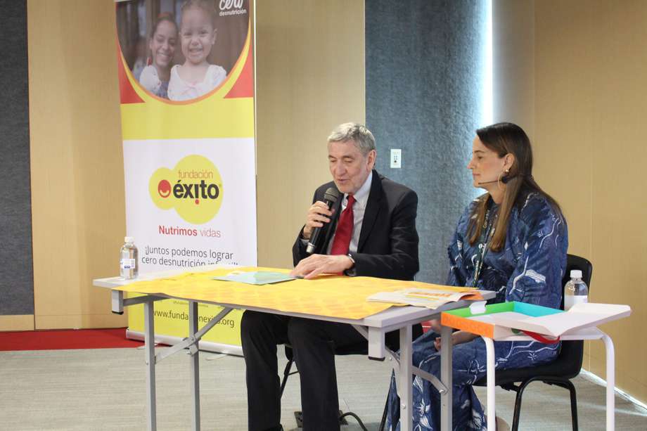 Gonzalo Restrepo, presidente de la junta directiva de la Fundación Éxito y Paula Escobar, directora de la misma, presentan los resultados de 2022.