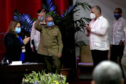 El general del Ejército Raúl Castro Ruz (c), junto al presidente de la República, Miguel Díaz-Canel Bermúdez (d), asisten al VIII Congreso del Partido Comunista de Cuba.