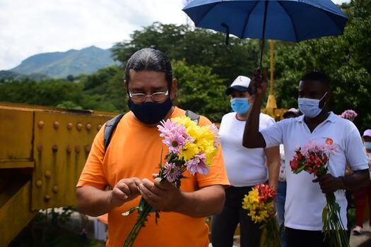 Las víctimas de desaparición del suroeste de Antioquia rindieron un homenaje a sus familiares que fueron lanzados al río Cauca. Lo hicieron como acto de reconciliación y de perdón.