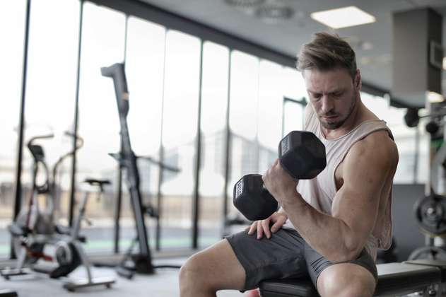 Hombres: 5 ejercicios para aumentar la masa muscular en este fin de año