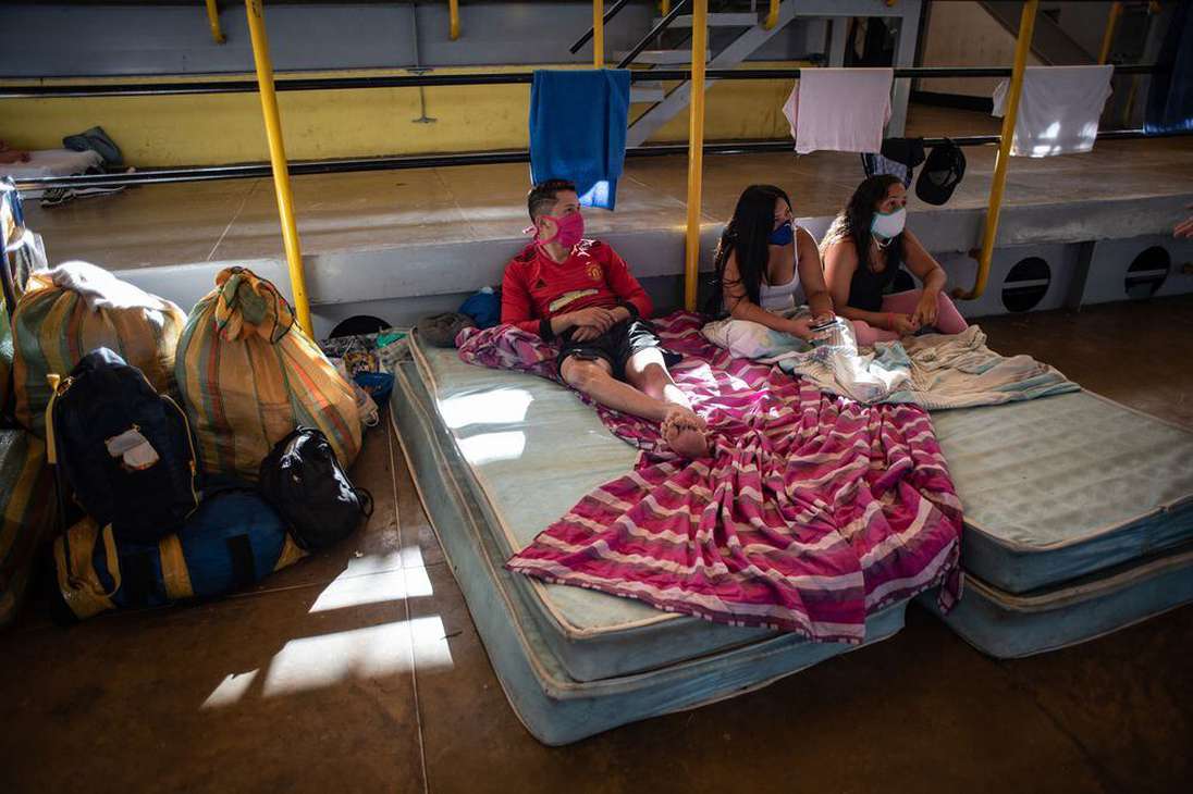 La mayoría de migrantes venezolanos que tuvieron que regresar, lo ha hecho caminando desde diversos lugares de Suramérica, y al cruzar la frontera han sido recluidos en cuarentena en centros establecidos por el gobierno.