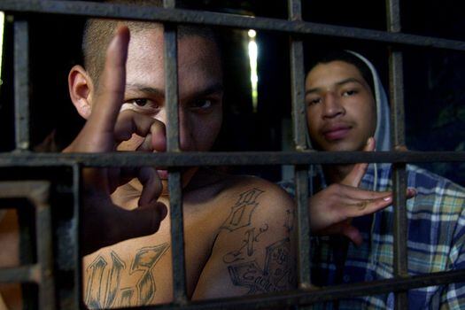 El Barrio 18, en San Salvador, es uno de los más peligrosos por la proliferación de bandas criminales.  Aquí, miembros del Mara 18 en la cárcel de Soyapango. / AP