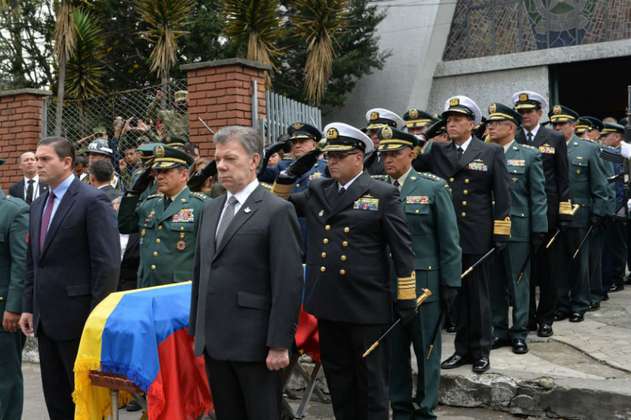 Santos encabezó homenaje de la cúpula militar a soldados muertos 