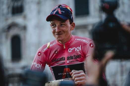 Tao Geoghegan Hart ganó el Giro de Italia luego de asumir el liderato por el retiro prematuro de su compañero Geraint Thomas.