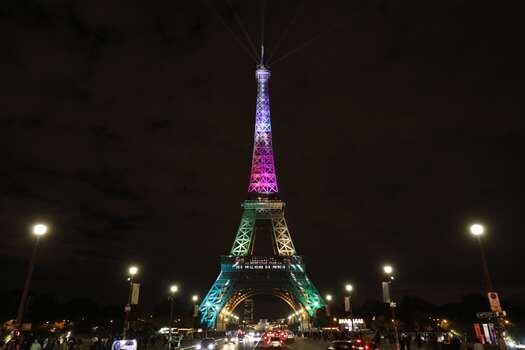 Según las directrices de la alcaldesa de París, la torre Eiffel se apagará cuando termine el último recorrido, es decir, a las 11:45 p. m. 