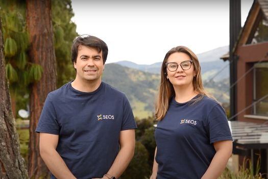 Juan Sebastián y Nadia Pfeiffer son hermanos y socios, juntos han creado una idea de negocio que favorece al medio ambiente, a través de la energía solar.