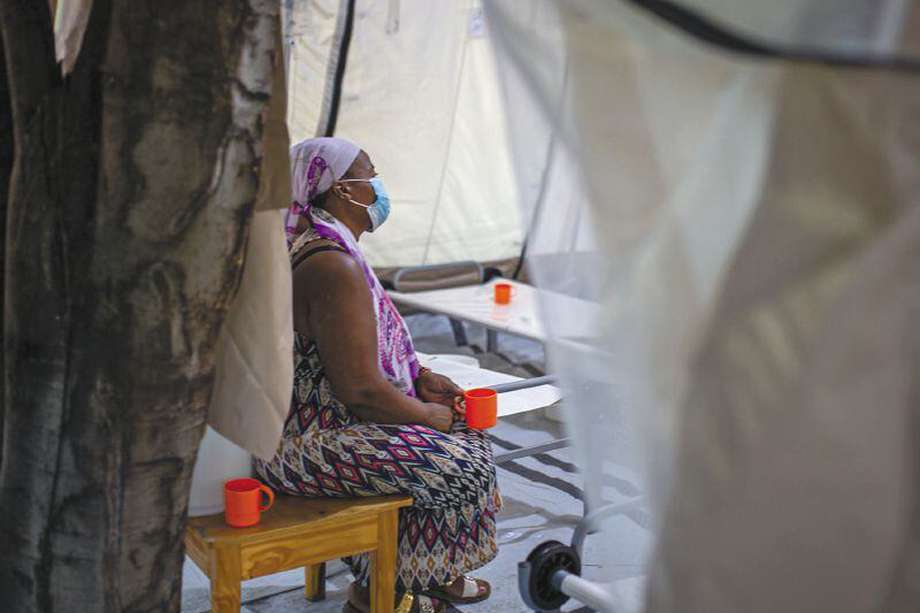 Haiti CTC Turgeau ñ 
The mother of a patient waits inside of one of the two tents installed at the cholera treatment center (CTC) installed at the MSF Emergency Center in Turgeau.