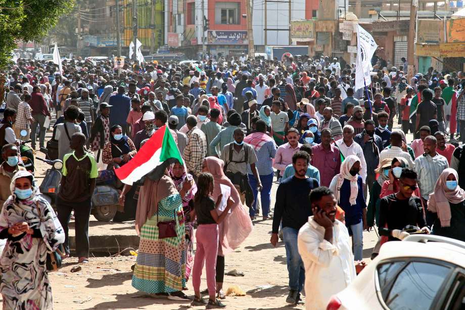 Ocho meses después del último golpe de Estado en Sudán, los civiles permanecen excluidos en el manejo del país, y prueba de ello es que mientras que el diálogo que se llevó a cabo entre los militares e instancias internacionales excluyó a las organizaciones civiles, la represión a los manifestantes prodemocracia ha provocado la muerte de más de una centena de ellos. 