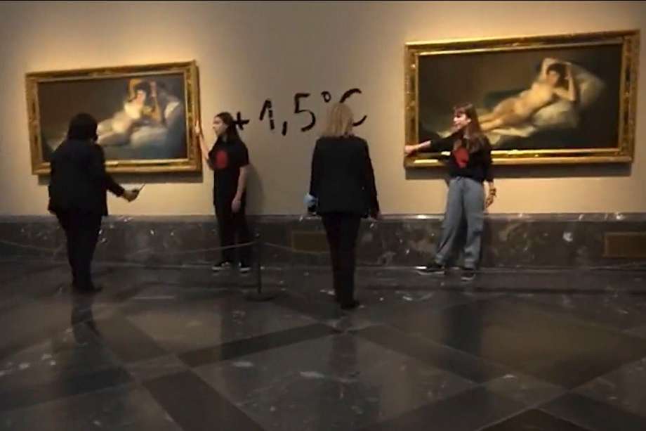 Captura de video del momento en el que dos activistas de la organización Futuro Vegetal se pegaron a los marcos de los cuadros de "La maja vestida" y "La maja desnuda" del Museo del Prado.