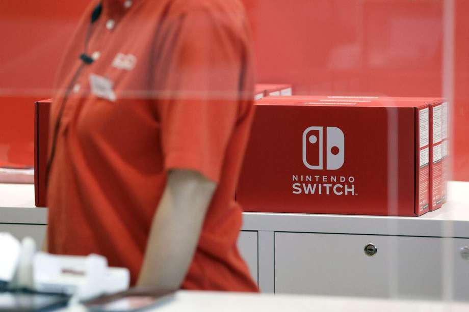 Las cajas de las consolas de juegos Nintendo Co. Switch se encuentran en el mostrador de pago dentro de una tienda Nintendo.