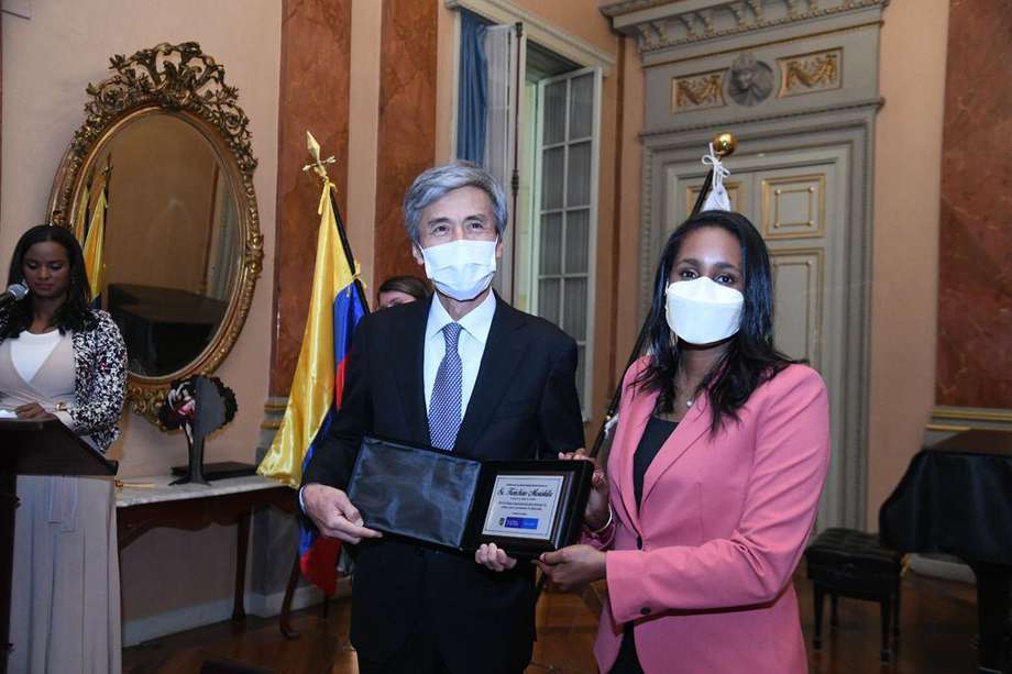 Keiichiro Morishita, embajador de Japón en Colombia y la ministra de Cultura, Angélica Mayolo, en la entrega de una placa de honor a Morishita, en el Teatro Colón.