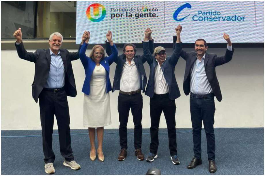 Del Equipo por Colombia, antes llamada Coalición de la Experiencia, hacen parte los partidos de la U, MIRA y Conservador, además de los movimientos por firmas de Federico Gutiérrez y Alejandro Char.