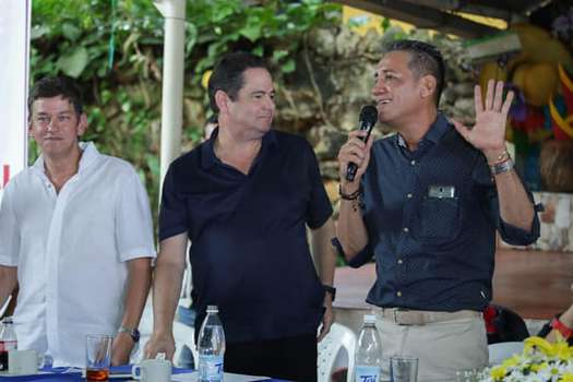 El alcalde de Neiva junto al exvicepresidente Germán Vargas Lleras. Gorky Muñoz de origen liberal llegó a la Alcaldía en 2019 con un movimiento político pero apoyado por diversos sectores políticos.