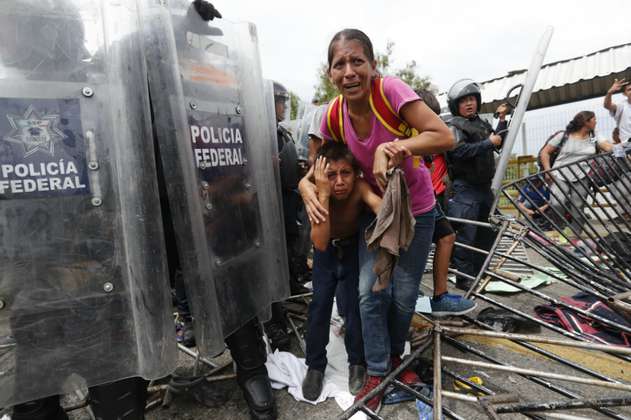 Migrantes hondureños enfrentan a las autoridades camino a Estados Unidos
