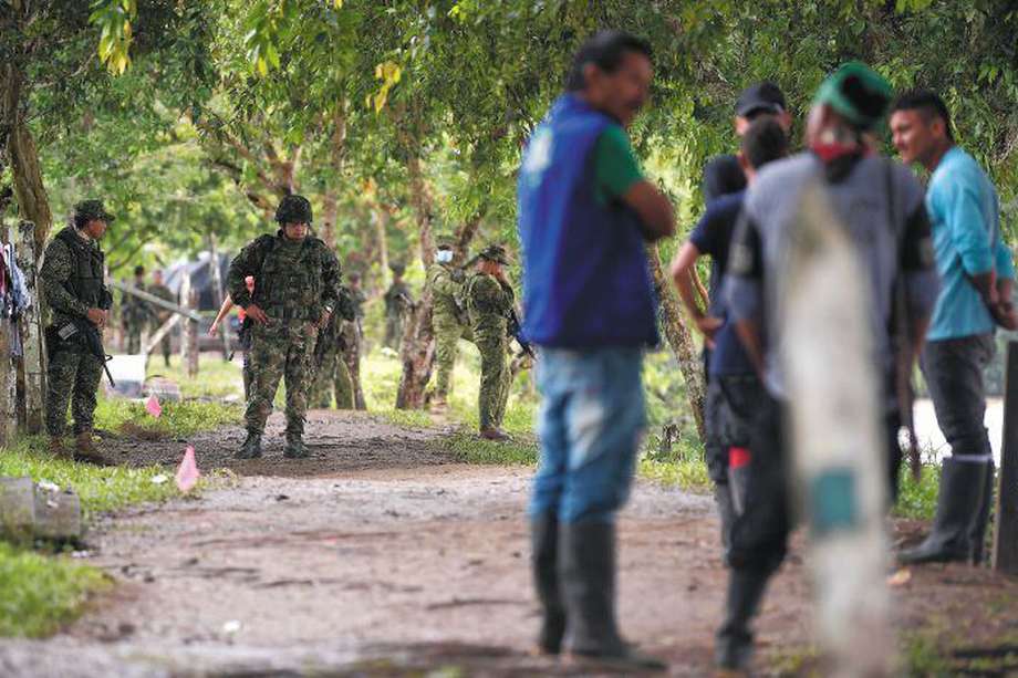 Cinco días después del operativo, militares todavía custodiaban la vereda.  / Mauricio Alvarado Lozada