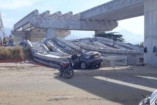 Un carro y una tractomula terminaron aplastados tras el desplome del puente en Ciénaga, Magdalena.  / Redes sociales