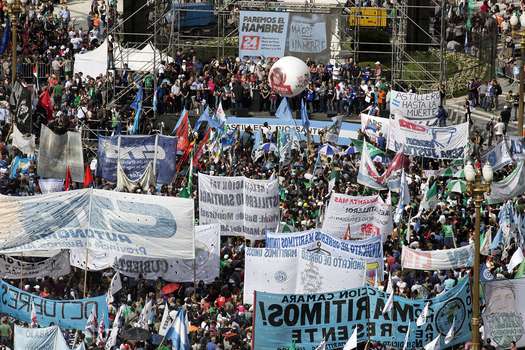 Miles de personas se reunieron ayer en la Plaza de Mayo protestando en contra de las políticas económicas de Mauricio Macri. / AFP