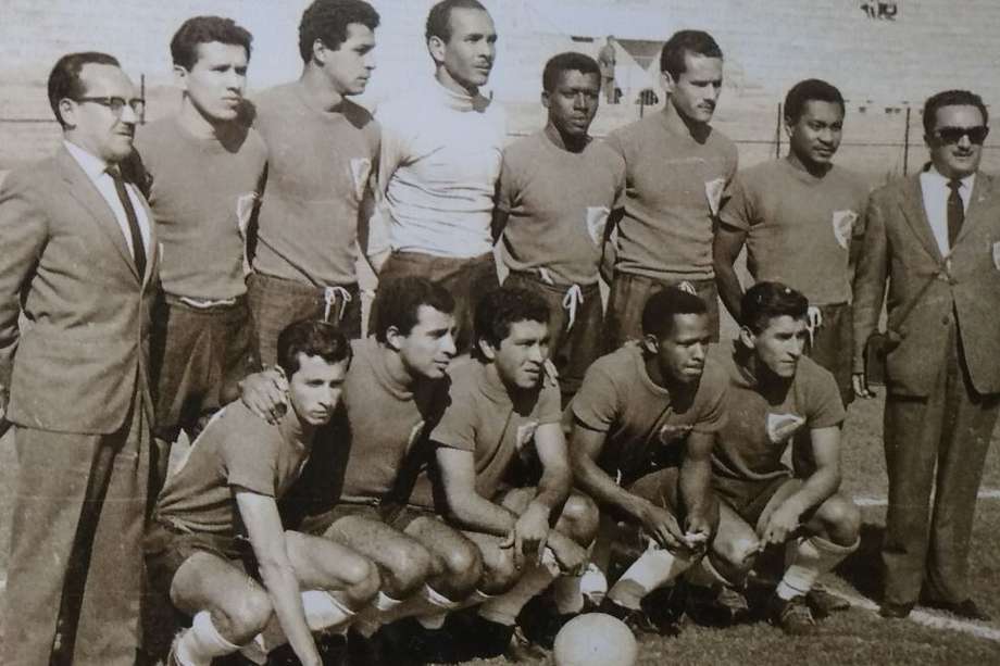 Rolando Serrano, primero de izquierda a derecha en la fila superior de jugadores.