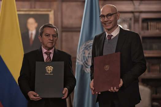El canciller encargado José Antonio Salazar junto a Volker Türk, Alto Comisionado de la ONU para los Derechos Humanos, durante la firma de la prórroga de su oficina en Colombia.