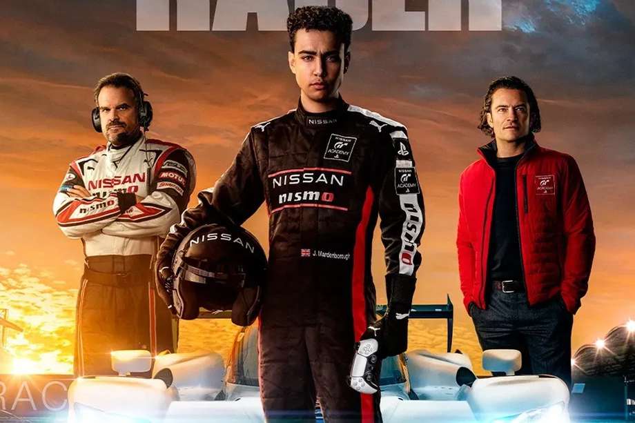 David Harbour, Archie Madekwe y Orlando Bloom en el póster de la nueva película de Sony, Gran Turismo.