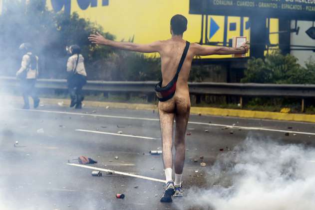No soy opositor, soy venezolano: joven que se desnudó en protesta contra Maduro